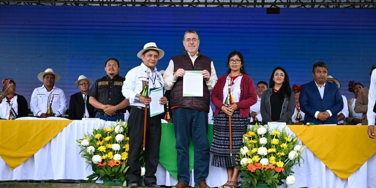 Presidente se compromete a promover el desarrollo de Uspantán