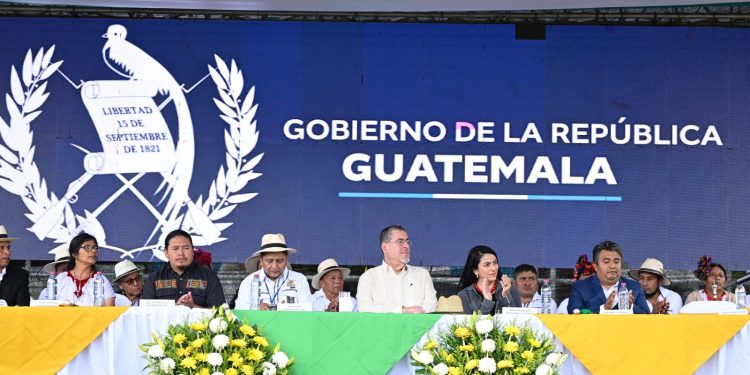 El presidente Arévalo firmó una agenda de trabajo con las autoridades ancestrales de Uspantán.