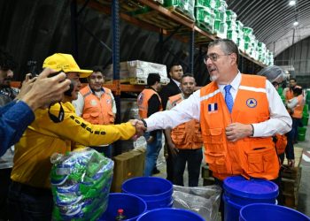Presidente supervisa elaboración y entrega de ayuda humanitaria en Conred