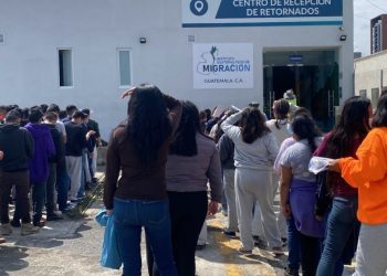 Cada semana ingresan varios vuelos con retornados desde EE. UU. y México./Foto: Archivo AGN