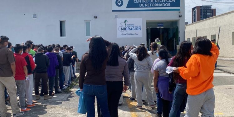 Cada semana ingresan varios vuelos con retornados desde EE. UU. y México./Foto: Archivo AGN