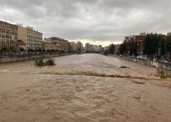 Río Guadalmedina aumentó su caudal a su paso por la ciudad español de Málaga. / Foto: EFE.