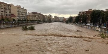 Río Guadalmedina aumentó su caudal a su paso por la ciudad español de Málaga. / Foto: EFE.