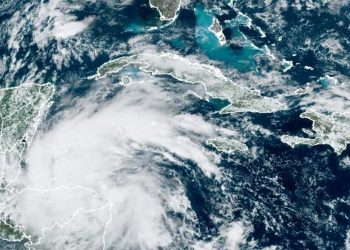 Imagen de la tormenta Sara captada por satélite la tarde de este sábado, cuando se acerca a las costas de Izabal.