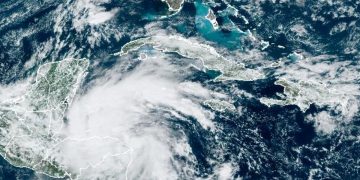 Imagen de la tormenta Sara captada por satélite la tarde de este sábado, cuando se acerca a las costas de Izabal.