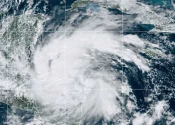 La imagen captada por satélite a las 13.03 horas de este jueves muestra la posisión de la tormenta Sara.