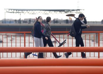Mientras continúa la búsqueda de desaparecidos, Voluntarios continuan acercándose, hoy lunes, a los pueblos de L'horta Sud para ayudar en las tareas de limpieza.