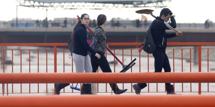 Mientras continúa la búsqueda de desaparecidos, Voluntarios continuan acercándose, hoy lunes, a los pueblos de L'horta Sud para ayudar en las tareas de limpieza.