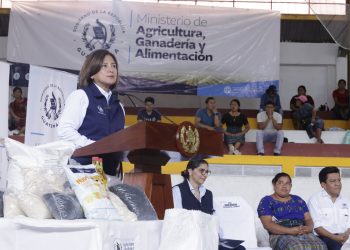 Vicepresidenta Karin Herrera participó en la primera entrega de 800 raciones de alimentos a familias más vulnerables de Rabinal, Baja Verapaz. / Foto: Dickens Zamora.