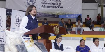 Vicepresidenta Karin Herrera participó en la primera entrega de 800 raciones de alimentos a familias más vulnerables de Rabinal, Baja Verapaz. / Foto: Dickens Zamora.