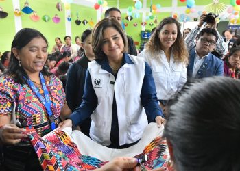 Vicepresidenta Karin Herrera junto con OIM y embajada de Canadá entregaron capital semilla a 130 mujeres en Santa Apolonia, Chimaltenango. / Foto: Alex Jacinto.