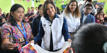 Vicepresidenta Karin Herrera junto con OIM y embajada de Canadá entregaron capital semilla a 130 mujeres en Santa Apolonia, Chimaltenango. / Foto: Alex Jacinto.