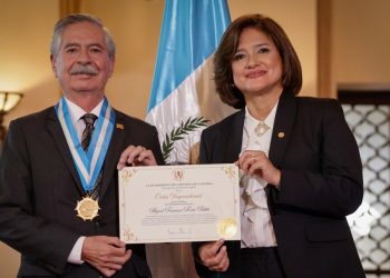 Vicepresidenta entrega reconocimiento al científico Miguel Torres Rubín. / Foto: Dickéns Zamora.