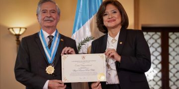 Vicepresidenta entrega reconocimiento al científico Miguel Torres Rubín. / Foto: Dickéns Zamora.