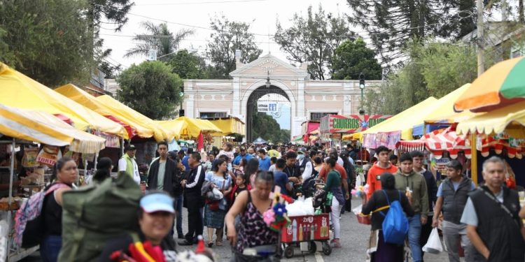 PNC: Visita a principales cementerios de la ciudad transcurre sin incidentes
