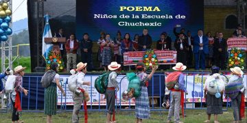 Niños de la escuela de Chuchexic presentan poema el Presidente Bernardo Arévalo.