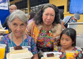 Viceministra de Protección Social, Bertha Zapeta, en la inauguración del comedor social móvil en Acatenango, Chimaltenango. /Foto: Mides.
