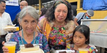 Viceministra de Protección Social, Bertha Zapeta, en la inauguración del comedor social móvil en Acatenango, Chimaltenango. /Foto: Mides.