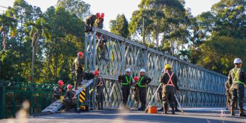 Realizan el desmontaje del puente modular en Villa Nueva. /Foto: Covial.