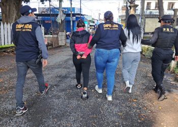 captura de las hermanas Lesly “N” y Leonor “N” en San Miguel Petapa, ambas presuntas integrantes de la mara 18. / Foto: PNC