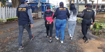 captura de las hermanas Lesly “N” y Leonor “N” en San Miguel Petapa, ambas presuntas integrantes de la mara 18. / Foto: PNC