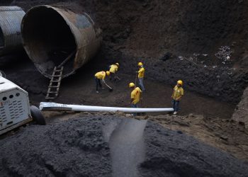 Supervisión del Ministro de Comunicaciones en trabajos de la autopista Palín - Escuintla. / Foto: CIV