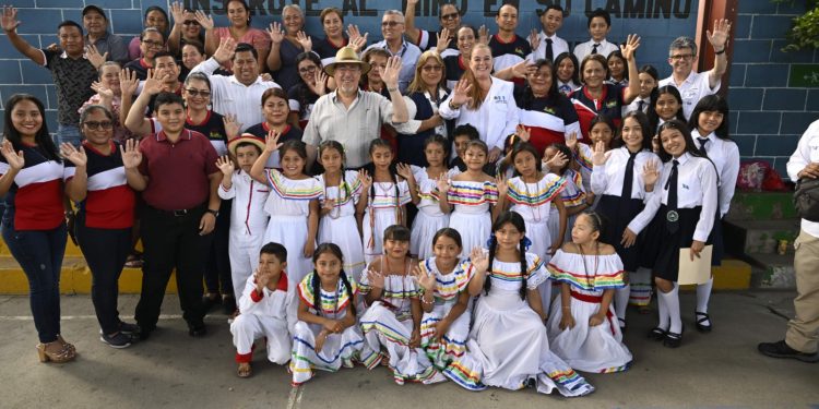 El remozamiento de la escuela El Ingeniero Jornada Vespertina simboliza el cambio tangible para los estudiantes. / Foto: Alvaro Interiano