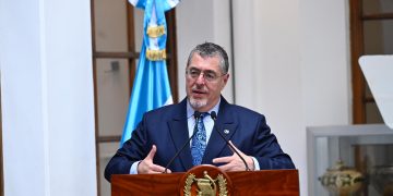 Presidente, Bernardo Arévalo, participó en el cierre del diálogo titulado “Tejiendo historias, construyendo democracia” donde resaltó la importancia de la memoria histórica