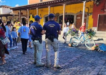 Fuerzas de seguridad presentes en el Festival de las Flores para mantener el orden. / Foto: PNC.