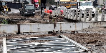 Desinstalan puente modular del km 17.5 de Villa Nueva. / Foto: Ejército.