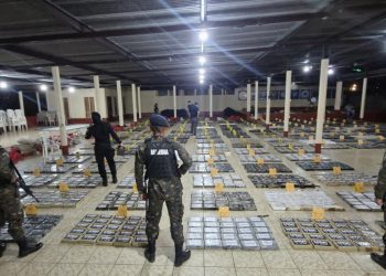 Encontraron 157 tulas que contenían un total de 3 mil 905 paquetes, presuntamente de cocaína. / Foto: Ejército