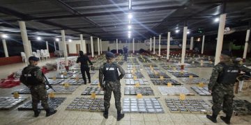 Encontraron 157 tulas que contenían un total de 3 mil 905 paquetes, presuntamente de cocaína. / Foto: Ejército