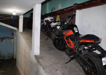 Autoridades recuperan motos y motores robados en operativo en Mixco. / Foto: PNC