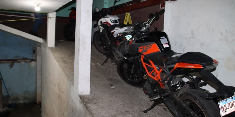 Autoridades recuperan motos y motores robados en operativo en Mixco. / Foto: PNC