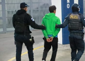 Carlos “N”, de 53 años, fue detenido por agentes de la Comisaría 12 mientras trasladaba el cuerpo sin vida. / Foto: PNC