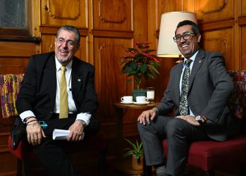 Presidente Bernardo Arévalo con el ministro Jonathan Menkos en un diálogo sobre el presupuesto del Estado para el 2025. / Foto: Byron de la Cruz.