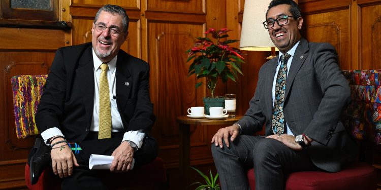 Presidente Bernardo Arévalo con el ministro Jonathan Menkos en un diálogo sobre el presupuesto del Estado para el 2025. / Foto: Byron de la Cruz.