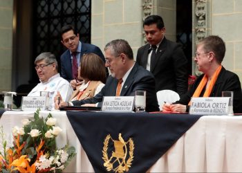 Presidente Bernardo Arévalo firma lineamientos para prevenir el acoso sexual en el Organismo Ejecutivo. / Foto: Daniel Ordoñez