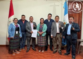 Firman convenios para el mejoramiento de caminos rurales en los municipios de San Cristóbal y Momostenango