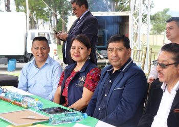 Reafirman compromiso con la educación al donar equipo a institutos por cooperativa en Huehuetenango