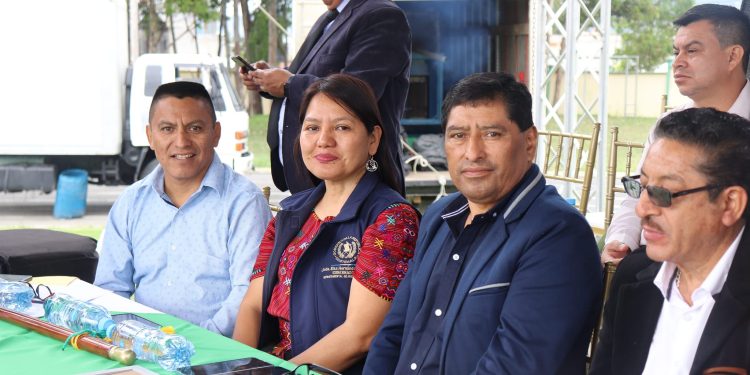 Reafirman compromiso con la educación al donar equipo a institutos por cooperativa en Huehuetenango