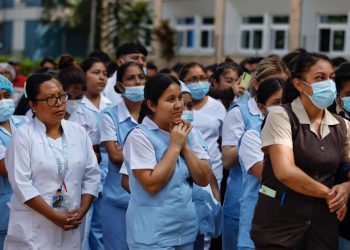 Trabajadores del Hospital Roosevelt durante el anuncio. / Foto: MSPAS.