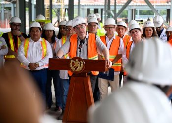 Presidente Bernardo Arévalo en conferencia de prensa en Chiquimula. / Foto: Alvaro Interiano.