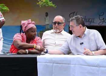 El presidente Bernardo Arévalo firma agenda de trabajo con Pueblo Garífuna, en Livingston, Izabal.
