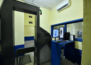 Las pertenencias personales de los visitantes también son sometidas a un análisis detallado a través de una banda de rayos X. / Foto: Alex Jacinto