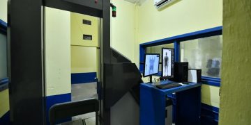 Las pertenencias personales de los visitantes también son sometidas a un análisis detallado a través de una banda de rayos X. / Foto: Alex Jacinto