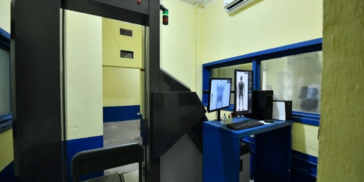 Las pertenencias personales de los visitantes también son sometidas a un análisis detallado a través de una banda de rayos X. / Foto: Alex Jacinto