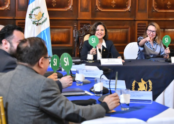 Vicepresidenta Karin Herrera y ministra de Ambiente, Patricia Orantes, en el Gabinete Específico del Agua. / Foto: Alex Jacinto.