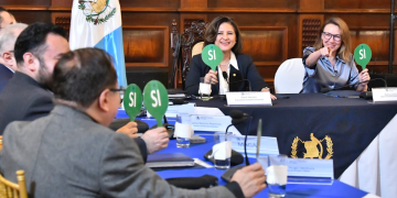 Vicepresidenta Karin Herrera y ministra de Ambiente, Patricia Orantes, en el Gabinete Específico del Agua. / Foto: Alex Jacinto.