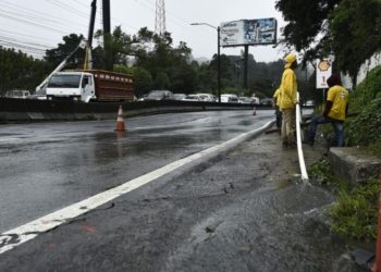 Se llevará a cabo la colocación de vigas longitudinales en la sección central del puente este fin de semana. / Foto: Noé Pérez